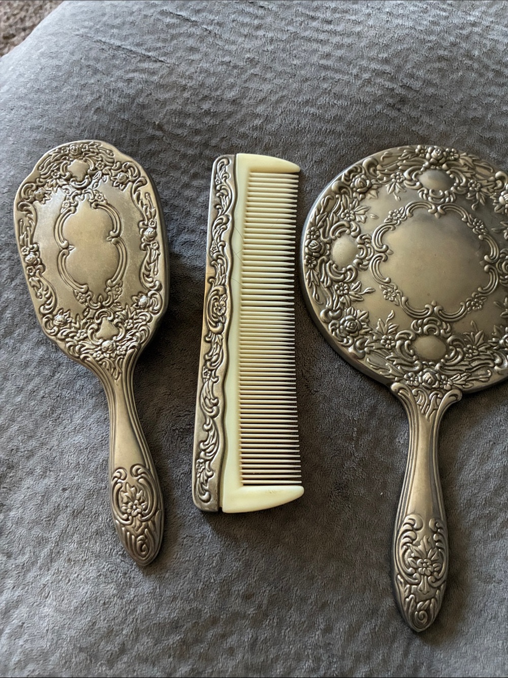 Vintage-Style Ornate Silver Vanity Brush, Mirror & Comb Set - Silver